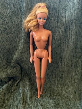 Blonde Barbie Brught Blue Eyes 1966 Body